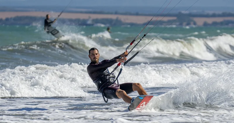 Kitesurf, windsurf, kayak : les sports de glisse